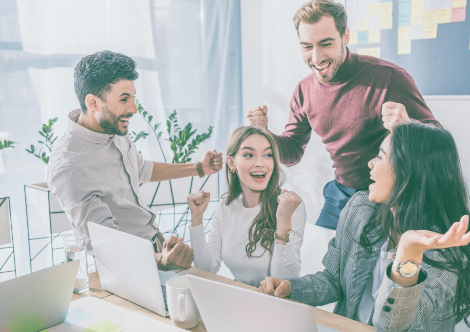 Arbeitsplatz mit Laptop und Dokumenten für E-Commerce-SEO-Strategien